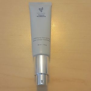 Touch Glorious mattifying primer